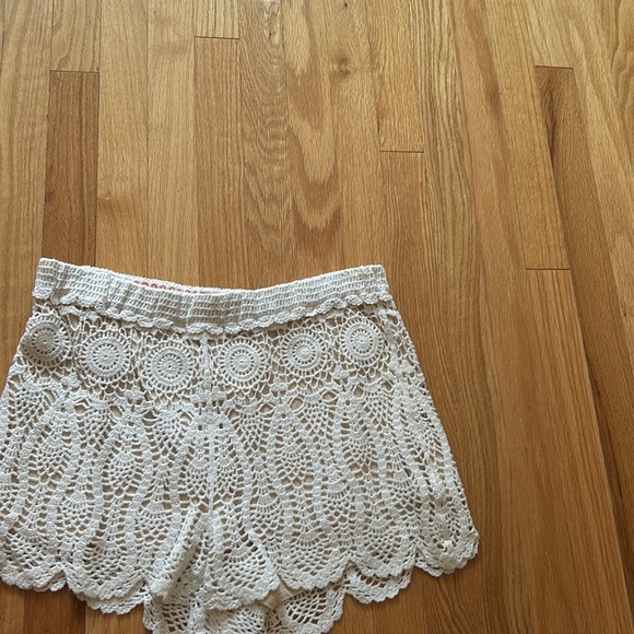 White crochet lines pull on shorts - excellent condition - Picture 2 of 5